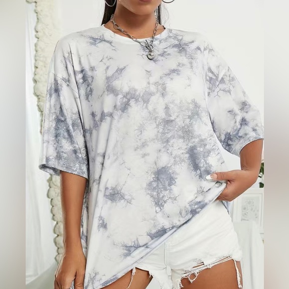 Tops - ✨NEW✨ White & Grey Tie-Dye Oversized Tee